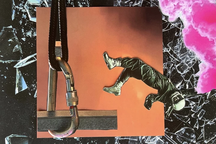 Le collage représente un astronaute en combinaison noire flottant sur un fond orange et noir, avec un nuage rose à droire et un mousqueton à gauche. Le verre brisé ajoute de la tension à l'image.